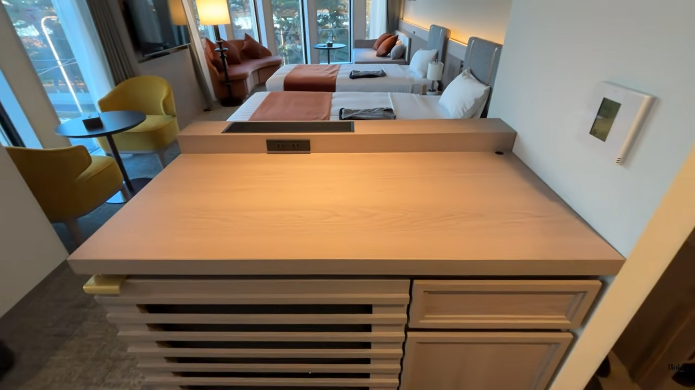 MONday舞浜　客室　コーナースイートルーム