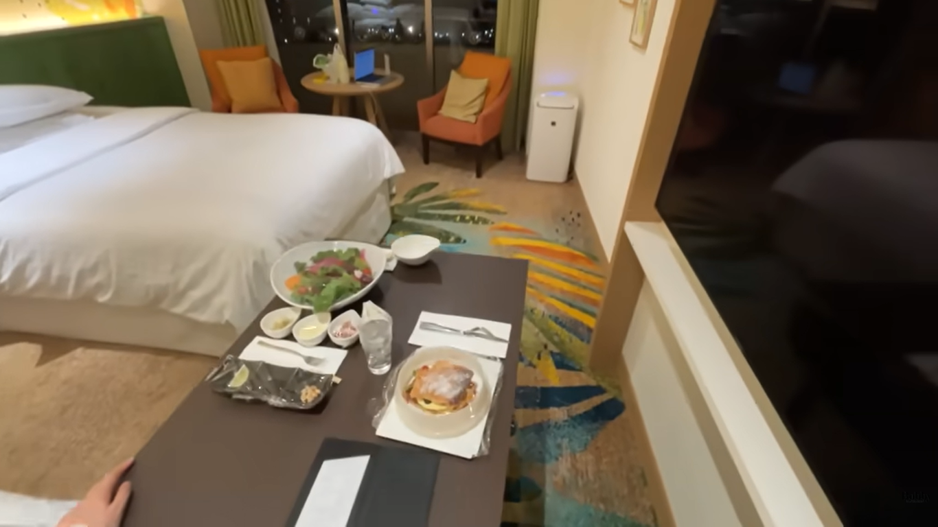 シェラトン・グランデ・トーキョーベイ・ホテル　ルームサービス　夕食